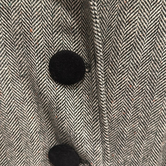 Beautiful coat with velvet collar and buttons. - Picture 5 of 7